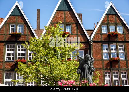 Häuser am Spiekerhof-Platz, Kiepenkerl-Statue, Münster, Nordrhein-Westfalen, Deutschland. Haeuser am Spiekerhof, Kiepenkerl Denkmal, Münster, Nordrh Stockfoto