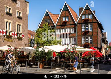 Häuser am Spiekerhof-Platz, Kiepenkerl-Statue, Münster, Nordrhein-Westfalen, Deutschland. Haeuser am Spiekerhof, Kiepenkerl Denkmal, Münster, Nordrh Stockfoto