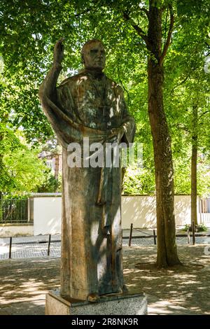 Kardinal-von-Galen-Denkmal des Bildhauers Toni Schneider-Manzell am Domplatz, Münster, Nordrhein-Westfalen. Kardinal-von-Galen Denkmal von Stockfoto