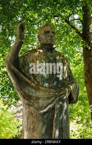 Kardinal-von-Galen-Denkmal des Bildhauers Toni Schneider-Manzell am Domplatz, Münster, Nordrhein-Westfalen. Kardinal-von-Galen Denkmal von Stockfoto