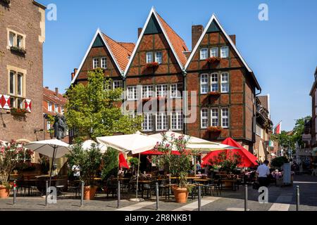 Häuser am Spiekerhof-Platz, Kiepenkerl-Statue, Münster, Nordrhein-Westfalen, Deutschland. Haeuser am Spiekerhof, Kiepenkerl Denkmal, Münster, Nordrh Stockfoto