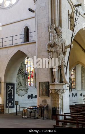 Im Inneren der Kathedrale St. Paul, Christophorus-Statue, Münster, Nordrhein-Westfalen, Deutschland, Im St. Paulus Dom, Christophorus-Statue, Münster, N. Stockfoto