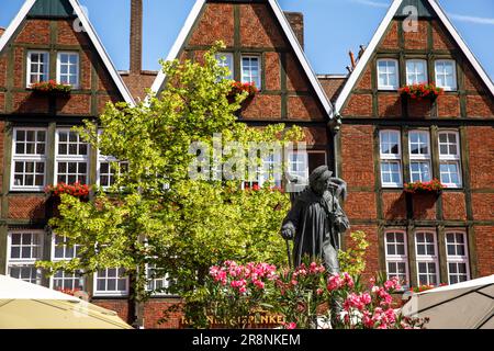 Häuser am Spiekerhof-Platz, Kiepenkerl-Statue, Münster, Nordrhein-Westfalen, Deutschland. Haeuser am Spiekerhof, Kiepenkerl Denkmal, Münster, Nordrh Stockfoto