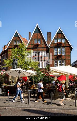 Häuser am Spiekerhof-Platz, Kiepenkerl-Statue, Münster, Nordrhein-Westfalen, Deutschland. Haeuser am Spiekerhof, Kiepenkerl Denkmal, Münster, Nordrh Stockfoto