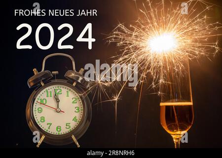 Neujahrsgrüße: Champagnerglas mit Sektgläsern neben einer Uhr, die kurz vor zwölf Uhr steht, und deutscher Text Frohes neues Jahr 2024 (Happy Stockfoto