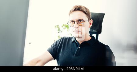 Fernarbeit und Modrn-Verbindung. Virtuelle Online-Besprechung mit vielen Teilnehmern. Webinar. Geschäftsmann, der online mit Mitarbeitern über eine Videoverbindung spricht Stockfoto