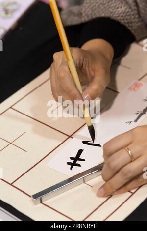 Frau Schreibt Japanische Figuren Stockfoto