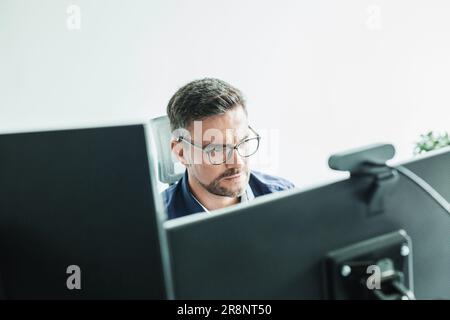 Fernarbeit und Modrn-Verbindung. Virtuelle Online-Besprechung mit vielen Teilnehmern. Webinar. Geschäftsmann, der online mit Mitarbeitern über eine Videoverbindung spricht Stockfoto