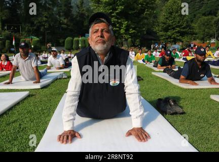 Juni 21,2023, Srinagar Kaschmir, Indien: Zum Internationalen Yoga-Tag in Srinagar führen die Menschen Yoga auf. Im Dezember 2014 erklärten die Vereinten Nationen den 21. Juni zum Internationalen Tag von Yoga, nachdem sie eine vom indischen Premierminister Narendra Modi vorgeschlagene Resolution verabschiedet hatten. Am 21,2023. Juni in Srinagar Kaschmir, Indien. (Foto: Firdous Nazir/Eyepix Group/Sipa USA) Stockfoto