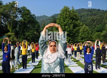 Juni 21,2023, Srinagar Kaschmir, Indien: Zum Internationalen Yoga-Tag in Srinagar führen die Menschen Yoga auf. Im Dezember 2014 erklärten die Vereinten Nationen den 21. Juni zum Internationalen Tag von Yoga, nachdem sie eine vom indischen Premierminister Narendra Modi vorgeschlagene Resolution verabschiedet hatten. Am 21,2023. Juni in Srinagar Kaschmir, Indien. (Foto: Firdous Nazir/Eyepix Group/Sipa USA) Stockfoto