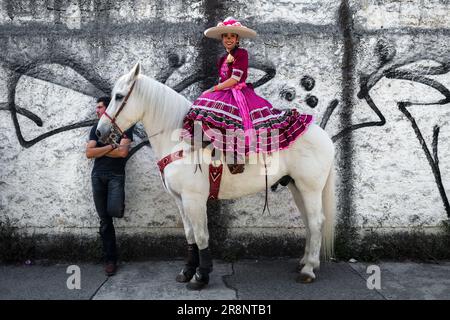 Eine junge Mexikanerin, gekleidet als La Catrina, sitzt während der Day of the Dead-Feierlichkeiten in Guadalajara, Mexiko, auf einem Pferd. Stockfoto