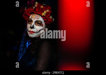 Eine Mexikanerin, gekleidet als La Catrina, nimmt an den Feierlichkeiten zum Tag der Toten in Tlaquepaque, Mexiko, Teil. Stockfoto