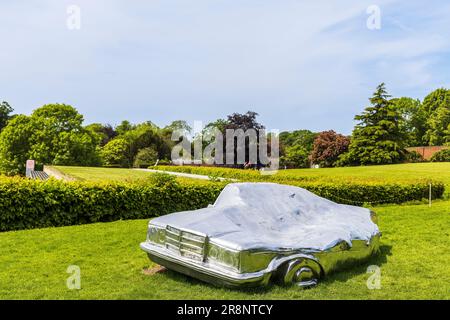 Die deutsche Couch, 2021, Installation im Yorkshire Skulpturenpark, Teil der Ausstellung Trap of the Truth des österreichischen Bildhauers Erwin Wurm. Stockfoto