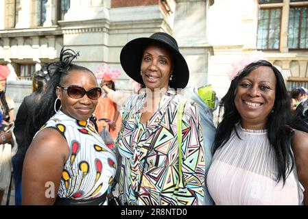 Black Country Women in Leadership traf sich heute Morgen außerhalb der V&A zum Ascot Ladies Day 2023. Es ist das angesagteste Datum im Gesellschaftskalender, um den Royal Ascot Ladies Day stilvoll zu feiern. Gegründet Es ist das angesagteste Datum im Gesellschaftskalender, Verpassen Sie also nicht die Gelegenheit, mit uns den Royal Ascot Ladies Day stilvoll zu feiern. Sie nennen die modischen Fohlen der Region, um ihre fabelhaften Kleider, Hüte und faszinierenden Köpfe anzuziehen (optional) und verbringen den Tag mit Black Country Women in Leadership, beobachten die Live-Berichterstattung über den Ascot Ladies Day und genießen den üppigen Nachmittagstee ... Stockfoto