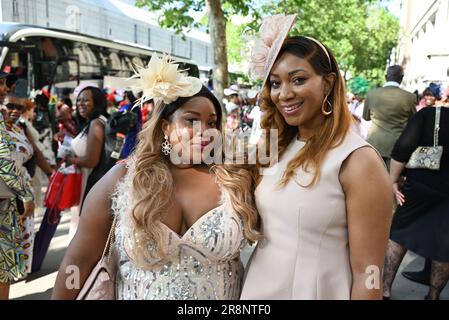 Black Country Women in Leadership traf sich heute Morgen außerhalb der V&A zum Ascot Ladies Day 2023. Es ist das angesagteste Datum im Gesellschaftskalender, um den Royal Ascot Ladies Day stilvoll zu feiern. Gegründet Es ist das angesagteste Datum im Gesellschaftskalender, Verpassen Sie also nicht die Gelegenheit, mit uns den Royal Ascot Ladies Day stilvoll zu feiern. Sie nennen die modischen Fohlen der Region, um ihre fabelhaften Kleider, Hüte und faszinierenden Köpfe anzuziehen (optional) und verbringen den Tag mit Black Country Women in Leadership, beobachten die Live-Berichterstattung über den Ascot Ladies Day und genießen den üppigen Nachmittagstee ... Stockfoto