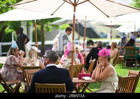 Ascot, Vereinigtes Königreich, 22. Juni 2023; Ascot Racecourse, Berkshire, England: Royal Ascot Horse Racing, 3. Tag; Rennfahrer entspannen sich vor Beginn des Rennens. Credit: Action Plus Sports Images/Alamy Live News Stockfoto