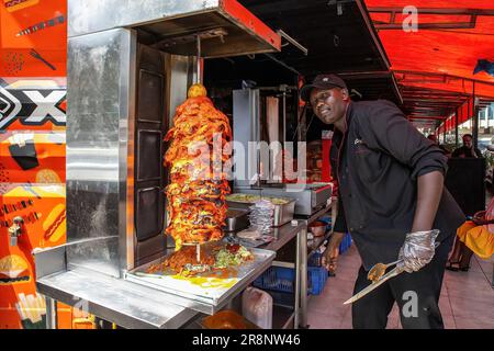 Nairobi, Kenia. 05. Juni 2023. Ein Mann verkauft gegrilltes Hühnchen in Nairobi. Dies ist eine Reihe von Leben durch die geschäftigen Straßen von Nairobi City, bekannt als Stadt unter der Sonne, die vom Maasai Wort Enkare befreit ist, was übersetzt „Ort des kühlen Wassers“ bedeutet. Nairobi ist die größte Hauptstadt Kenias. (Foto: Donwilson Odhiambo/SOPA Images/Sipa USA) Guthaben: SIPA USA/Alamy Live News Stockfoto