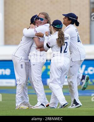 Englands Sophie Ecclestone (zweite Linke) feiert den Tag des ersten Women's Ashes-Testspiels auf der Trent Bridge, Nottingham, im Wicket von Australiens Tahlia McGrath. Foto: Donnerstag, 22. Juni 2023. Stockfoto