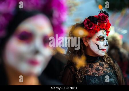 Eine Mexikanerin, gekleidet als La Catrina, nimmt an den Feierlichkeiten zum Tag der Toten in Tlaquepaque, Jalisco, Mexiko Teil. Stockfoto