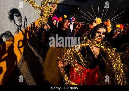 Junge mexikanische Frauen tragen La Catrina-Gesichtsfarbe und führen während der Day of the Dead-Feierlichkeiten in Guadalajara, Jalisco, Mexiko, eine Tanznummer auf. Stockfoto