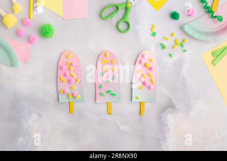 Papiereis mit Kindern zu Hause. Draufsicht. Sommerfahrzeuge. Stockfoto