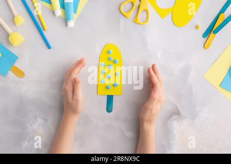 Papiereis mit Kindern zu Hause. Draufsicht. Sommerfahrzeuge. Stockfoto