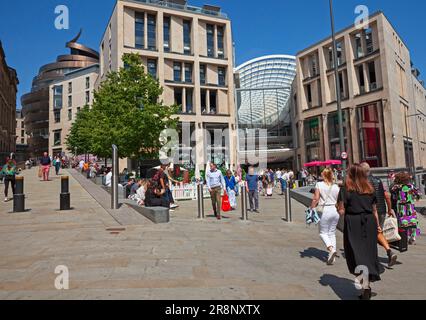 Edinburgh, Stadtzentrum Schottland, Großbritannien. 22. Juni 2023 Heißer Nachmittag mit einer Temperatur von 20 Grad Celsius für Besucher der Wahrzeichen der schottischen Hauptstadt. Abbildung: Ein geschäftiger Eingang zum St. James Quarter. Kredit: Arch White/alamy Live News. Stockfoto