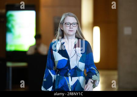 Edinburgh, Schottland, Großbritannien. 22. Juni 2023. ABBILDUNG: Shirley-Anne Somerville MSP, schottische Kabinettssekretärin für soziale Gerechtigkeit. Wöchentliche Sitzung mit Fragen der Ersten Minister im Holyrood und die letzte Sitzung vor der Sommerpause. Kredit: Colin Fisher/Alamy Live News Stockfoto