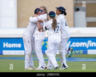 Englands Sophie Ecclestone (zweite Linke) feiert den Tag des ersten Women's Ashes-Testspiels auf der Trent Bridge, Nottingham, im Wicket von Australiens Tahlia McGrath. Foto: Donnerstag, 22. Juni 2023. Stockfoto