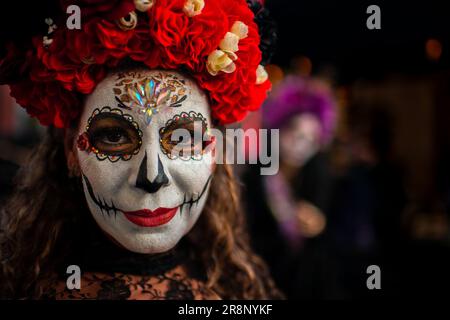 Eine Mexikanerin, gekleidet als La Catrina, nimmt an den Feierlichkeiten zum Tag der Toten in Tlaquepaque, Mexiko, Teil. Stockfoto