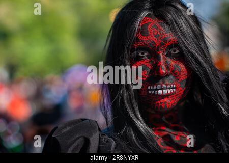 Eine junge Mexikanerin trägt Gesichtsfarbe und nimmt an den Feierlichkeiten zum Todestag in Guadalajara, Jalisco, Mexiko Teil. Stockfoto