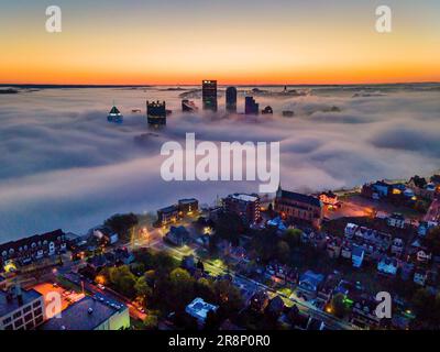 Ein nebeliger Blick auf die Skyline von Pittsburgh vom Mount Washington aus. Stockfoto