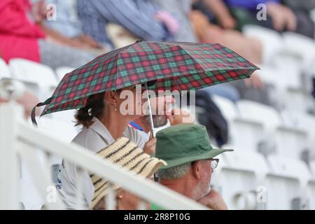 Fans erhalten Regenschirme, wenn der Regen beim Spiel der Metro Bank Women's Ashes 2023 England gegen Australien auf der Trent Bridge, Nottingham, Großbritannien, 22. Juni 2023 stärker wird (Foto von Mark Cosgrove/News Images) Stockfoto