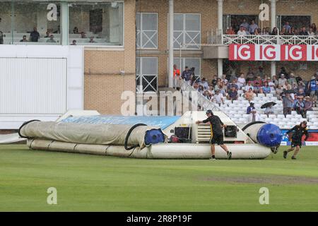 Bodenpersonal bringt Regenschutz während des Spiels der Metro Bank Women's Ashes 2023 England gegen Australien auf der Trent Bridge, Nottingham, Großbritannien, 22. Juni 2023 (Foto: Mark Cosgrove/News Images) Stockfoto