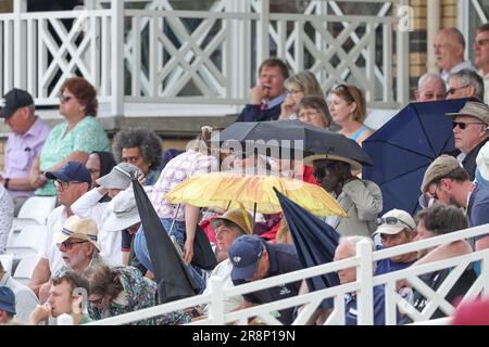 Fans erhalten Regenschirme, wenn der Regen beim Spiel der Metro Bank Women's Ashes 2023 England gegen Australien auf der Trent Bridge, Nottingham, Großbritannien, 22. Juni 2023 stärker wird (Foto von Mark Cosgrove/News Images) Stockfoto