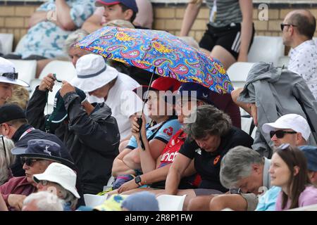 Die Fans erhalten Regenschirme, wenn der Regen beim Spiel der Metro Bank Women's Ashes 2023 England gegen Australien auf der Trent Bridge, Nottingham, Großbritannien, 22. Juni 2023 (Foto von Mark Cosgrove/News Images) in Nottingham, Großbritannien, am 6./22. Juni 2023 stärker wird. (Foto: Mark Cosgrove/News Images/Sipa USA) Stockfoto