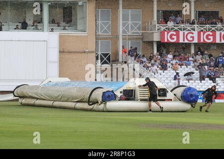 Das Bodenpersonal bringt während des Spiels der Metro Bank Women's Ashes 2023 England gegen Australien auf der Trent Bridge, Nottingham, Vereinigtes Königreich, 22. Juni 2023 (Foto von Mark Cosgrove/News Images) in Nottingham, Großbritannien, am 6./22. Juni 2023 Deckung für Regen. (Foto: Mark Cosgrove/News Images/Sipa USA) Stockfoto