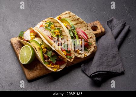 Mexikanische Küche mit Tacos mit Fleisch und gegrilltem Gemüse Stockfoto