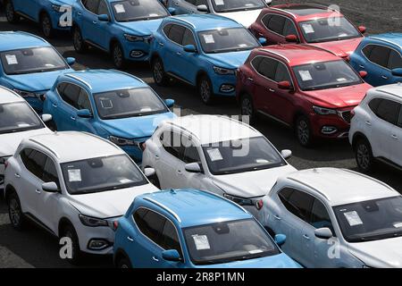 Mlada Boleslav, Tschechische Republik. 22. Juni 2023. MG HS-Autos stehen auf dem Parkplatz eines Händlers in der Nähe von Mlada Boleslav in der Tschechischen Republik. MG ist eine britische Automobilmarke, die in den 1920er Jahren von Cecil Kimber und M.G. gegründet wurde Car Company Limited war der britische Sportwagenhersteller, der die Marke berühmt machte. DIE Muttergesellschaft VON MG ist SAIC Motor (Shanghai Automobile Industry Corporation). SAIC Motor ist der 7. Größte Automobilhersteller der Welt und war der erste Automobilkonzern in China mit einem Jahresumsatz von über 7 Millionen Einheiten. (Kreditbild: © Slavek Ruta/ZUMA Press Wire) NUR REDAKTIONELLE VERWENDUNG Stockfoto