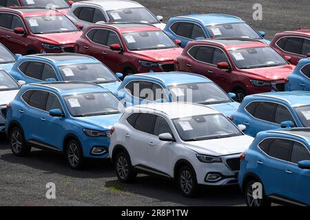 Mlada Boleslav, Tschechische Republik. 22. Juni 2023. MG HS-Autos stehen auf dem Parkplatz eines Händlers in der Nähe von Mlada Boleslav in der Tschechischen Republik. MG ist eine britische Automobilmarke, die in den 1920er Jahren von Cecil Kimber und M.G. gegründet wurde Car Company Limited war der britische Sportwagenhersteller, der die Marke berühmt machte. DIE Muttergesellschaft VON MG ist SAIC Motor (Shanghai Automobile Industry Corporation). SAIC Motor ist der 7. Größte Automobilhersteller der Welt und war der erste Automobilkonzern in China mit einem Jahresumsatz von über 7 Millionen Einheiten. (Kreditbild: © Slavek Ruta/ZUMA Press Wire) NUR REDAKTIONELLE VERWENDUNG Stockfoto