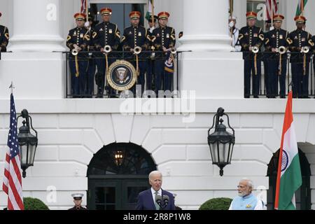 US-Präsident Joe Biden Center und Narendra Modi, Indiens Premierminister, richtig, bei einer Ankunftszeremonie während eines Staatsbesuchs auf dem südlichen Rasen des Weißen Hauses in Washington, DC, USA, am Donnerstag, den 22. Juni, 2023. Biden und Modi werden während ihres Staatsbesuchs eine Reihe von Verteidigungs- und Handelsabkommen bekannt geben, die darauf abzielen, die militärischen und wirtschaftlichen Beziehungen zwischen ihren Nationen zu verbessern, so hochrangige US-Beamte. Foto: Sarah Silbiger/Pool/ABACAPRESS.COM Stockfoto