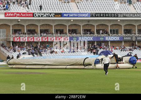 Das Bodenpersonal bringt die Decken heraus, da es beim Metro Bank Women's Ashes 2023-Spiel England gegen Australien auf der Trent Bridge, Nottingham, Großbritannien, 22. Juni 2023 stärker zu regnen beginnt (Foto von Mark Cosgrove/News Images) Stockfoto