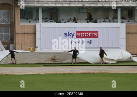 Das Bodenpersonal bringt die Decken heraus, da es beim Metro Bank Women's Ashes 2023-Spiel England gegen Australien auf der Trent Bridge, Nottingham, Großbritannien, 22. Juni 2023 stärker zu regnen beginnt (Foto von Mark Cosgrove/News Images) Stockfoto