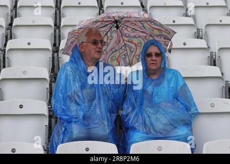 Fans holen sich ihre Regenschirme heraus, da es beim Spiel der Metro Bank Women's Ashes 2023 England gegen Australien auf der Trent Bridge, Nottingham, Großbritannien, 22. Juni 2023 zu regnen beginnt (Foto von Mark Cosgrove/News Images) Stockfoto