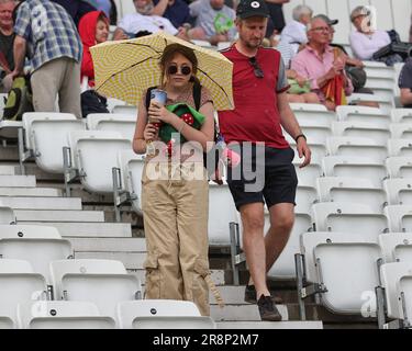 Fans holen sich ihre Regenschirme heraus, da es beim Spiel der Metro Bank Women's Ashes 2023 England gegen Australien auf der Trent Bridge, Nottingham, Großbritannien, 22. Juni 2023 zu regnen beginnt (Foto von Mark Cosgrove/News Images) Stockfoto