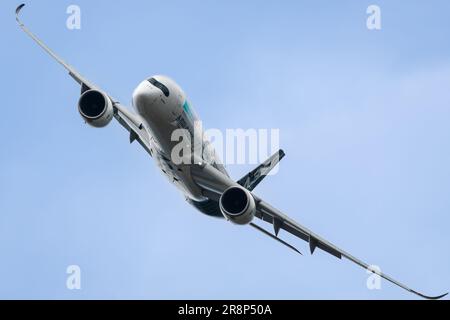 Das Passagierflugzeug des Typs Airbus A350-900. Bietet Platz für 300-350 Passagiere und kann ultralange Routen von bis zu 9.700 Meilen (18.000km km) fliegen Stockfoto