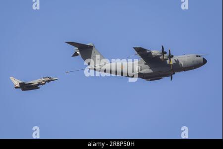 Ein Militärtransportflugzeug des Typs Airbus A400M „Atlas“ betankt einen Eurofighter „Taifun“ über Madrid während der Feierlichkeiten zum Spanischen Tag 2022 Stockfoto