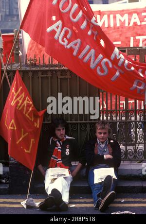 anti-Rassismus-marsch im östlichen Ende von London 1970er Großbritannien Protest gegen die Partei der National Front in die Region. Verschiedene asiatische Gruppen und Minderheiten sowie viele Weiße kamen, um aus ganz London zu protestieren. Brick Lane, Tower Hamlets, East London, England um 1978. 70s HOMER SYKES Stockfoto