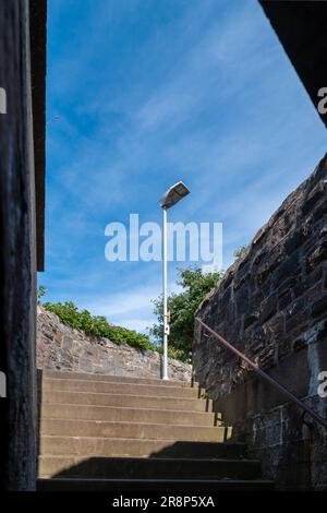 18. Juni 2023 Cullen, Moray, Schottland. Dies ist ein Blick von der Treppe des Eisenbahnviadukts in Cullen zu einem blauen Himmel und einer Straßenbeleuchtung. Stockfoto