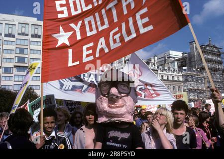 Teenager und junge Erwachsene nehmen an einem Rock Against Rassismus Marsch und Konzert Teil. Sie marschierten vom Hyde Park zum Brockwell Park bei Brixton. London, England 1978 1970er Jahre, Großbritannien HOMER SYKES Stockfoto